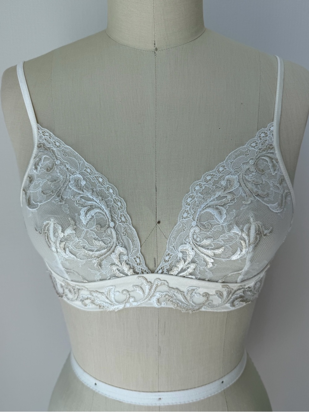 La Perla Sheer Lace Bralette in Ivory and Cream Size S. 34 C